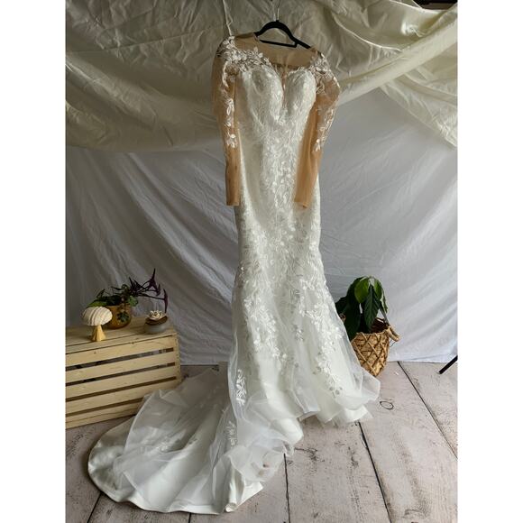 Illusion neckline, mermaid style wedding dress - Picture 1 of 3